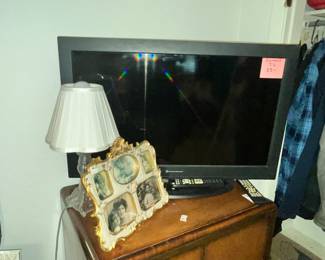 ELEMENT TV w/ REMOTE
