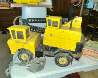 TONKA "MIGHTY CRANE" TRUCK