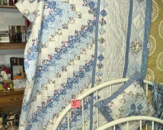 COMFORTER & MATCHING PILLOWS