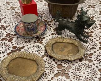 Some pretty brass and porcelain Chinese and Japanese items