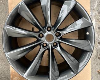 New Condition Take Offs from 2016 Model S with
3 Michelin Pilot Sport tires 245/35/21 with approximately 70% tread left.