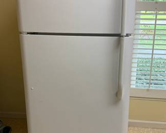 Frigidaire 18 Cubic Feet Capacity Refrigerator with Top Freezer
