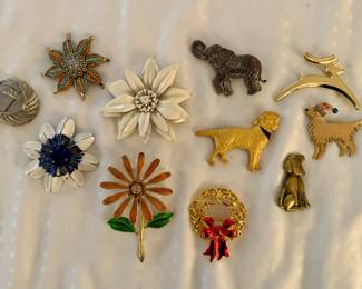 Assortment of vintage brooches