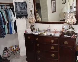 Vintage dresser & wall mirror, lamps 