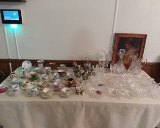 Teacups, clear glassware 