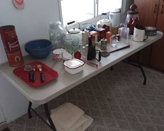 Fun vintage kitchenware/enamelware 