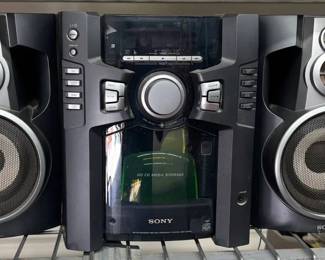 CT615Sony Stereo With Speakers 