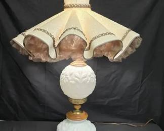 CT608Vintage hobnail milk glass table lamp