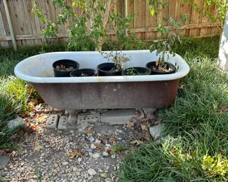 Footed bathtub. Interior just needs cleaning. Exterior needs repainting 