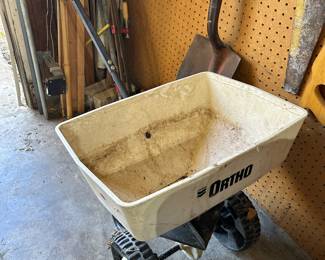 Broadcast spreader 