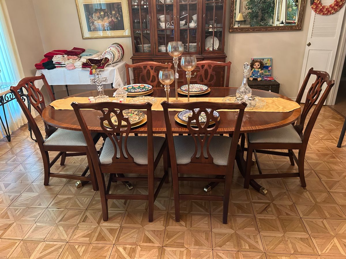 Beautiful Oval dining table & 6 chairs…..has 1 more leaf, several Talavera pottery plates, 