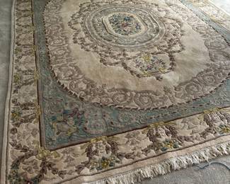 Beautiful Huge Wool Area Rug in excellent condition 