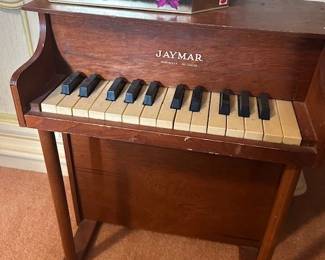 Toy piano, so cute! 