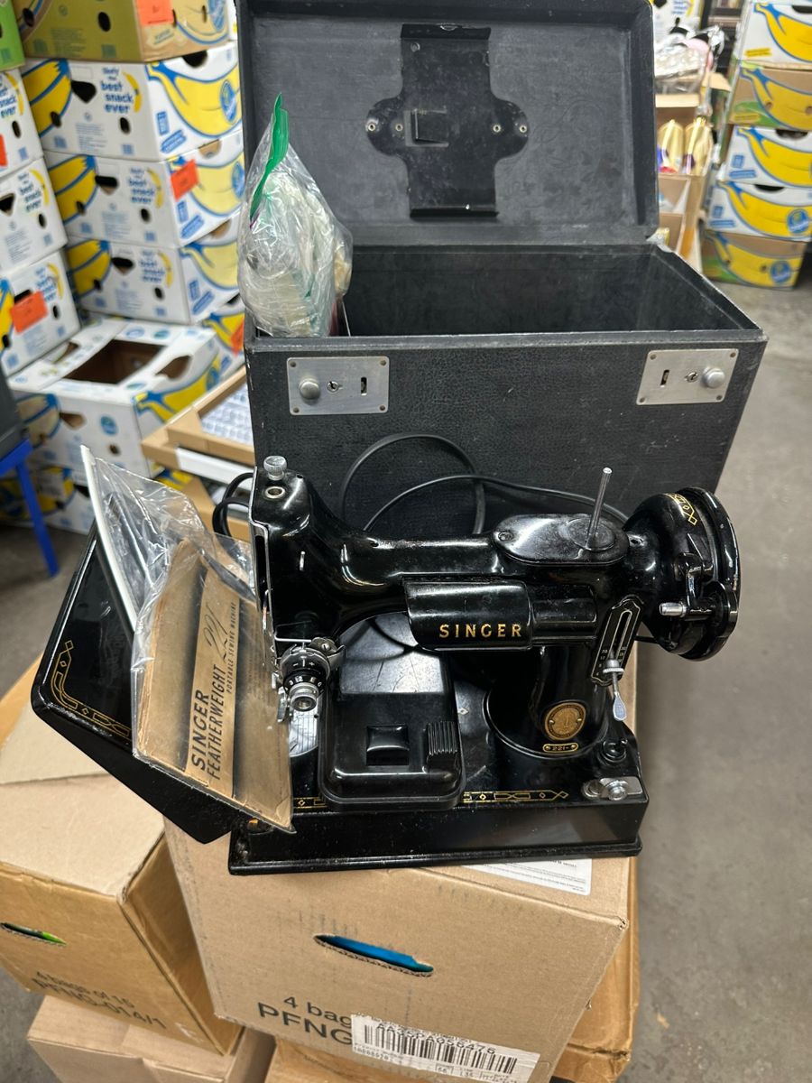 001 featherweight Singer Model 221