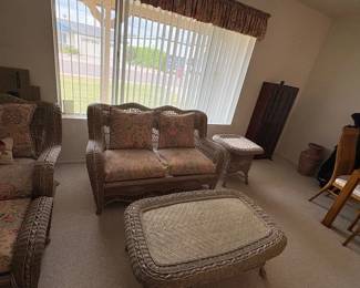 WICKER LOVESEAT