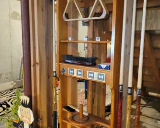 Pool cue wall rack