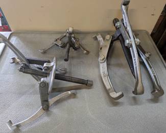 Gear pullers