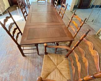 Lovely dining room table with 8 chairs