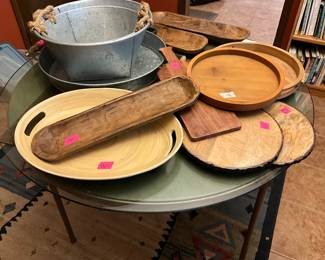 Room off kitchen - various wooden & metal decor & serving items