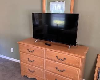 Ethan Allen Dresser and Mirro
40”tv
