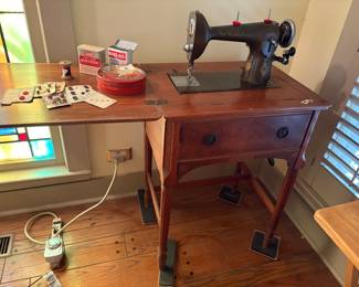 Perfect working condition antique sewing machine.   Well taken care of