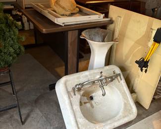 Pedestal sink