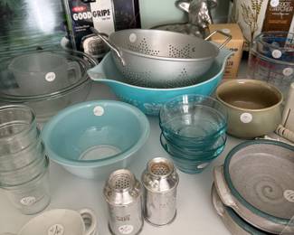 Pyrex bowl, no other of nest. Other nice kitchen items. 