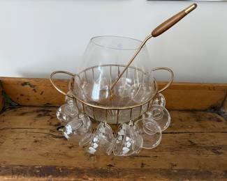 Entertain with this mid century modern punch bowl set. 