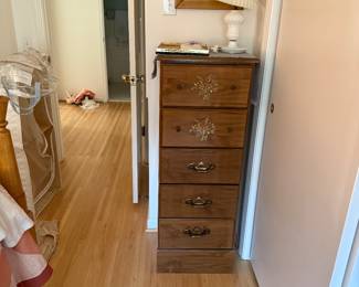 Contemporary small size drawer set. 