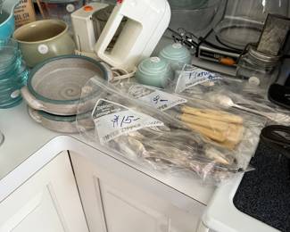 Various vintage and other kitchen items. 