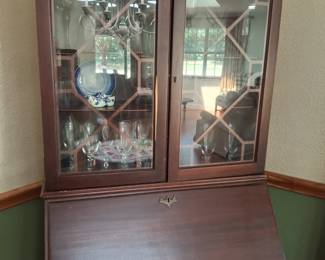 Small hutch 