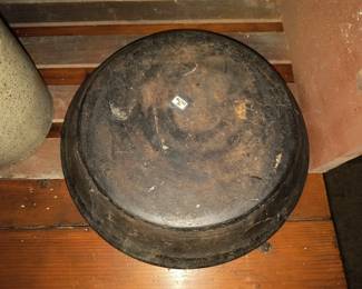 Bottom of decorated dirt dish 