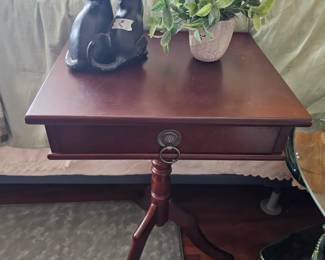 Cute sidetable 
