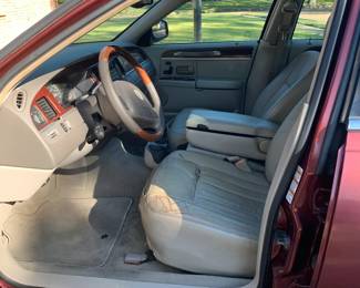 Towncar.  Clean, just old!