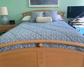 Ethan Allen maple bed with bedding 