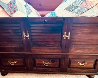 Detailed View of the Decorative Base on the Lane Trunk.