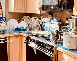 Well Appointed Kitchen with Appliances and Everything You Need for the Holiday Season!