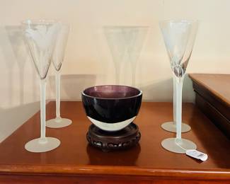 Set of 4 Signed Perry Coyle "Tigerlilly" Champagne Flutes Shown a Krosno Purple Glass Decorative Bowl.