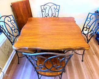 Great dining table with 4 chairs and 1 leaf