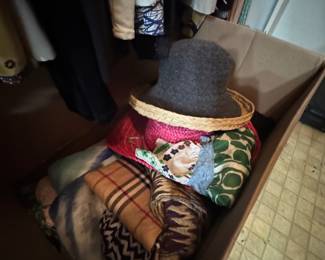 Hats/scarves