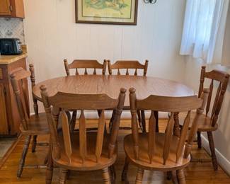 Dinning room table with leaf and 6 chairs