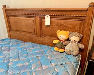 Full Size Oak Antique Headboard
Sold separate is : Full Size Mattress Set /nice
Upstairs 