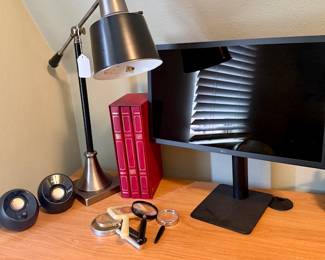 LG UltraFine 4K Display 21.5" UHD w/4x usb c Apple/thunderbolt Compatible