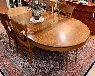 Antique Oak Dining Table w/leaves / Chairs
Room Size Rug / nice condition 