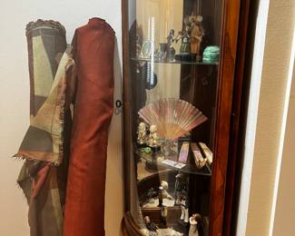 Corner Curio Cabinet / small
Bolts Fabric