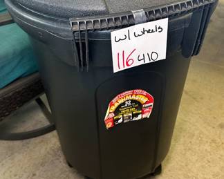Trash Can w/wheels 