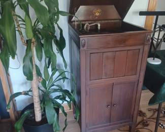 ANTIQUE  COLUMBIA VICTROLLA AND SOME RECORDS