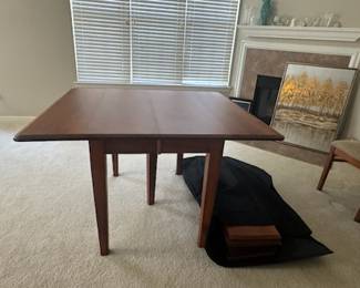 Beautiful Oak Dining Table with several (5 ot 6) leaves for expansion, We enjoyed many holiday meals at this table. Always covered for protection so this is in great, ready-to-use condition.