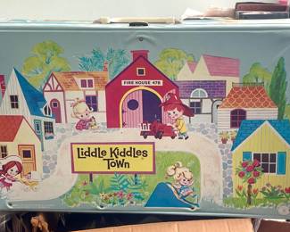 "Liddle Kiddles Town" - Doll Town in a Case 