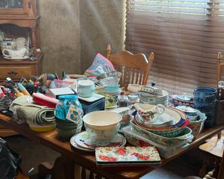 Bowls, plates, and other items. Includes name brand such as Pioneer Woman.